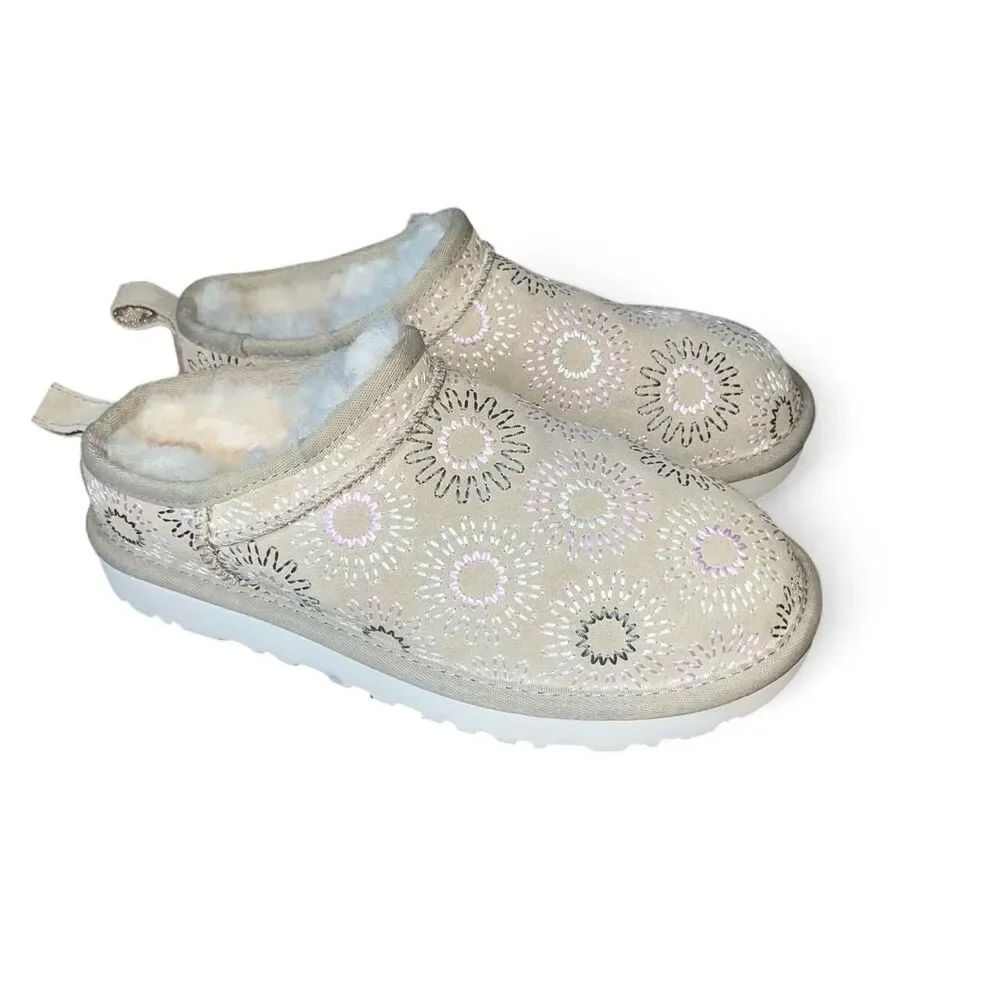 UGG Australia Kids Youth Cream Suede 